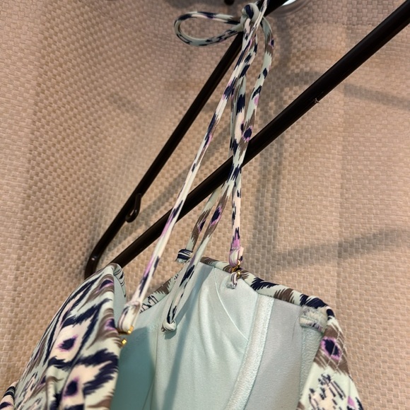 Size 32 D top with smallbottoms. Victoria’s Secret swimsuit, aqua, blue, navy, - Picture 11 of 17